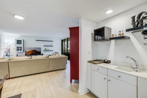 Condo in Miami, Florida, 2 bedrooms  № 1715252 - photo 6