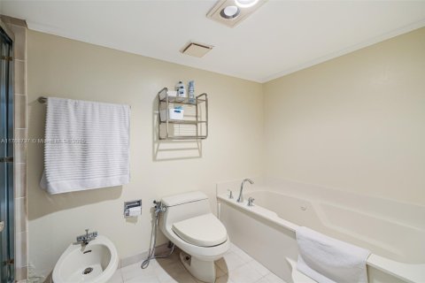 Condo in Miami, Florida, 2 bedrooms  № 1715252 - photo 16