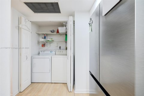 Condo in Miami, Florida, 2 bedrooms  № 1715252 - photo 24