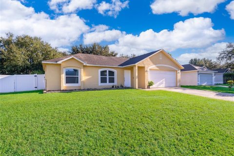 House in Minneola, Florida 3 bedrooms, 131.36 sq.m. № 2363946