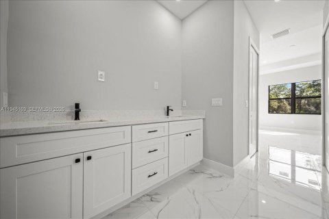 Casa en venta en Lehigh Acres, Florida, 4 dormitorios, 171.13 m2 № 2001493 - foto 19