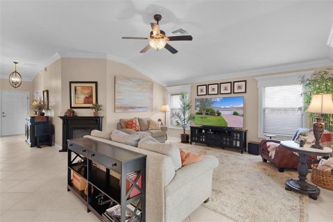 House in The Villages, Florida 3 bedrooms, 178.37 sq.m. № 1910908 - photo 11