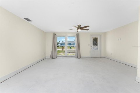House in Rotonda, Florida 3 bedrooms, 142.05 sq.m. № 1725287 - photo 11
