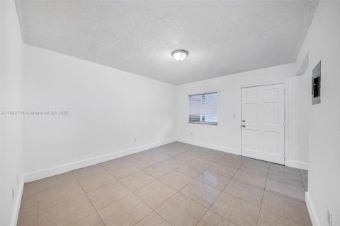 Apartamento en alquiler en North Miami, Florida, 2 dormitorios, 1213.12 m2 № 1953097 - foto 4
