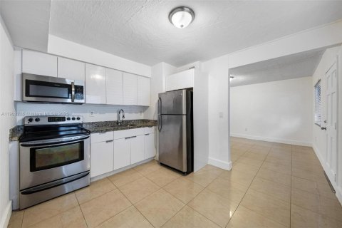 Apartamento en alquiler en North Miami, Florida, 2 dormitorios, 1213.12 m2 № 1953097 - foto 1