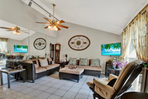 Villa ou maison à vendre à Tampa, Floride: 3 chambres, 104.98 m2 № 2401143 - photo 4