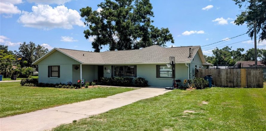 House in Fort Meade, Florida 5 bedrooms, 253.07 sq.m. № 2427577