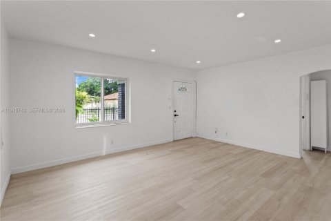 Villa ou maison à louer à Miami, Floride: 3 chambres, 99.03 m2 № 2038316 - photo 2