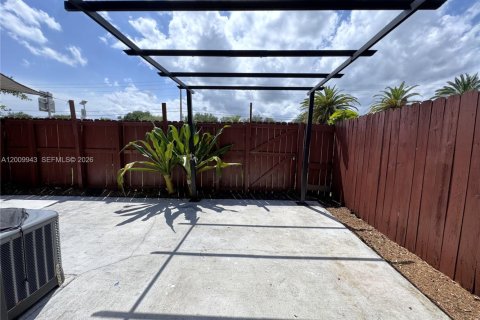 House in Miami, Florida 2 bedrooms, 113.53 sq.m. № 2073045 - photo 20
