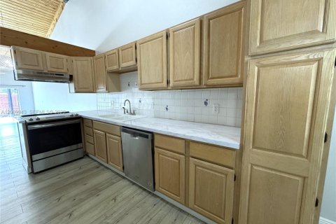 House in Miami, Florida 2 bedrooms, 113.53 sq.m. № 2073045 - photo 7