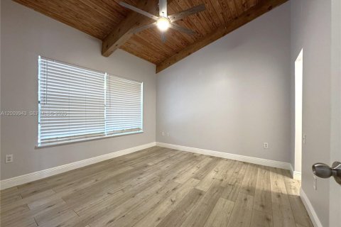 House in Miami, Florida 2 bedrooms, 113.53 sq.m. № 2073045 - photo 12