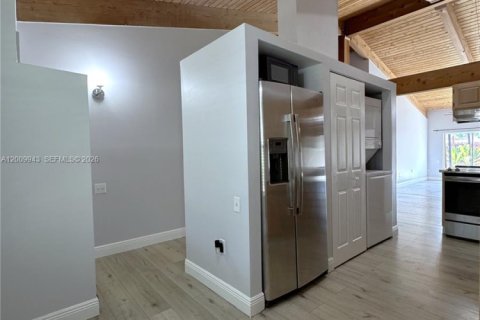 House in Miami, Florida 2 bedrooms, 113.53 sq.m. № 2073045 - photo 8