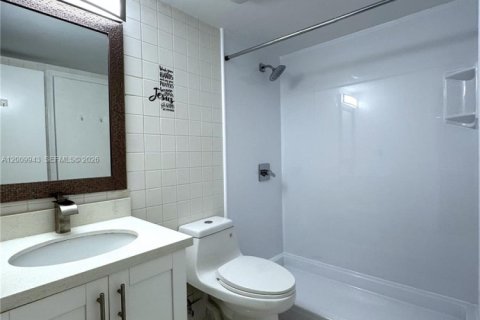 House in Miami, Florida 2 bedrooms, 113.53 sq.m. № 2073045 - photo 15