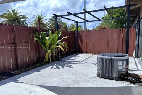 House in Miami, Florida 2 bedrooms, 113.53 sq.m. № 2073045 - photo 22