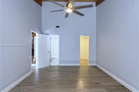 House in Miami, Florida 2 bedrooms, 113.53 sq.m. № 2073045 - photo 17