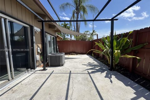 House in Miami, Florida 2 bedrooms, 113.53 sq.m. № 2073045 - photo 21