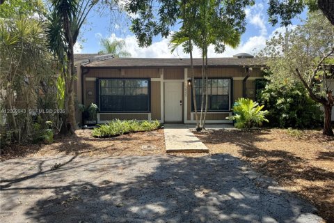 House in Miami, Florida 2 bedrooms, 113.53 sq.m. № 2073045