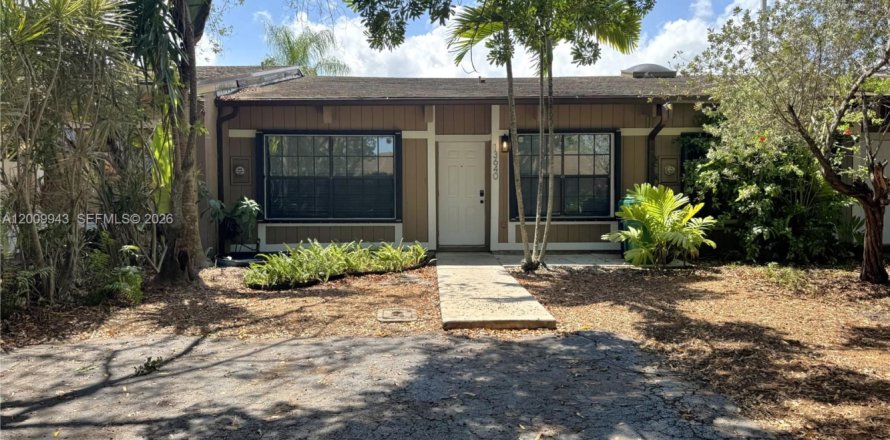 House in Miami, Florida 2 bedrooms, 113.53 sq.m. № 2073045