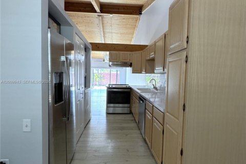 House in Miami, Florida 2 bedrooms, 113.53 sq.m. № 2073045 - photo 6