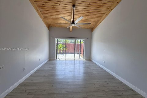 House in Miami, Florida 2 bedrooms, 113.53 sq.m. № 2073045 - photo 3