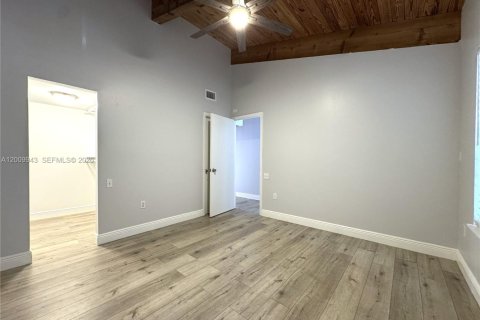 House in Miami, Florida 2 bedrooms, 113.53 sq.m. № 2073045 - photo 13