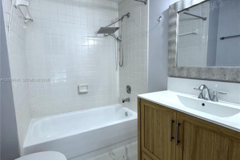 House in Miami, Florida 2 bedrooms, 113.53 sq.m. № 2073045 - photo 18