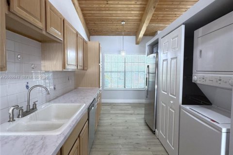 House in Miami, Florida 2 bedrooms, 113.53 sq.m. № 2073045 - photo 9