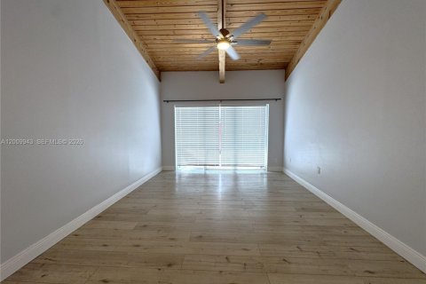 House in Miami, Florida 2 bedrooms, 113.53 sq.m. № 2073045 - photo 16
