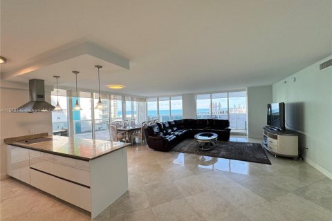 Condo in Hallandale Beach, Florida, 3 bedrooms № 1927846 - photo 1