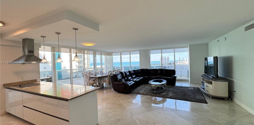 Condo in Hallandale Beach, Florida, 3 bedrooms № 1927846