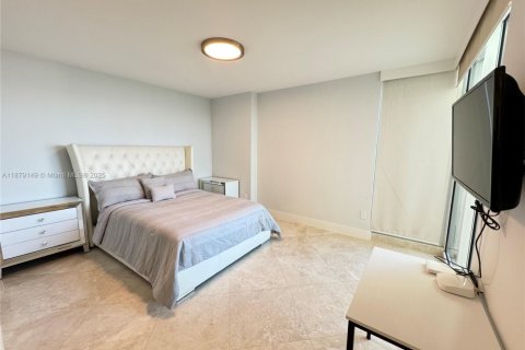 Condo in Hallandale Beach, Florida, 3 bedrooms № 1927846 - photo 13