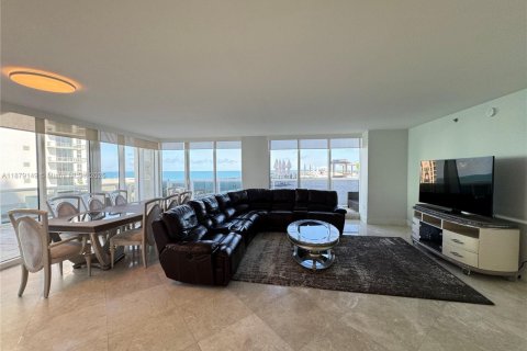 Condo in Hallandale Beach, Florida, 3 bedrooms № 1927846 - photo 2