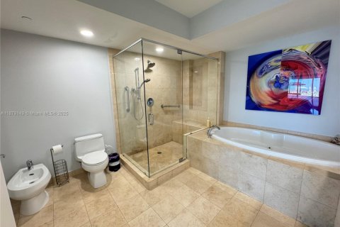 Condo in Hallandale Beach, Florida, 3 bedrooms № 1927846 - photo 11