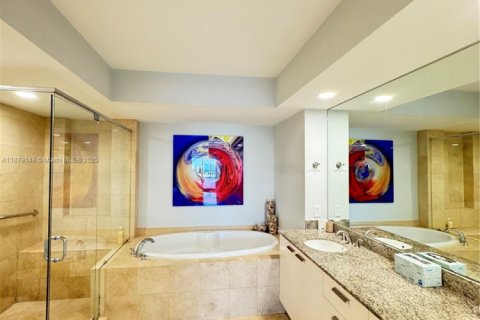 Condo in Hallandale Beach, Florida, 3 bedrooms № 1927846 - photo 12