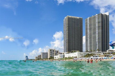 Condo in Hallandale Beach, Florida, 3 bedrooms № 1927846 - photo 19