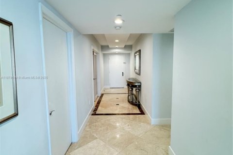 Condo in Hallandale Beach, Florida, 3 bedrooms № 1927846 - photo 8