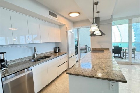 Condo in Hallandale Beach, Florida, 3 bedrooms № 1927846 - photo 5