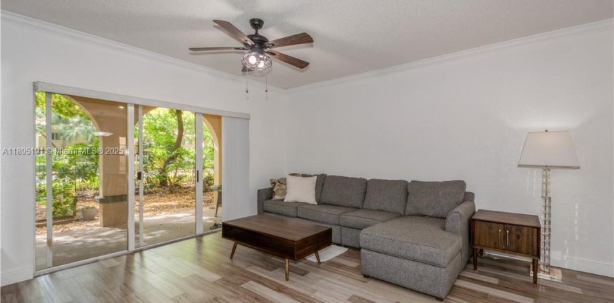 Кондоминиум с 1 спальней в Мирамар, Флорида № 1947557