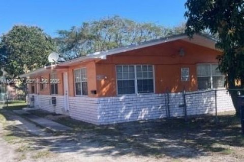 House in Opa-locka, Florida 2 bedrooms, 122.91 sq.m. № 2038580