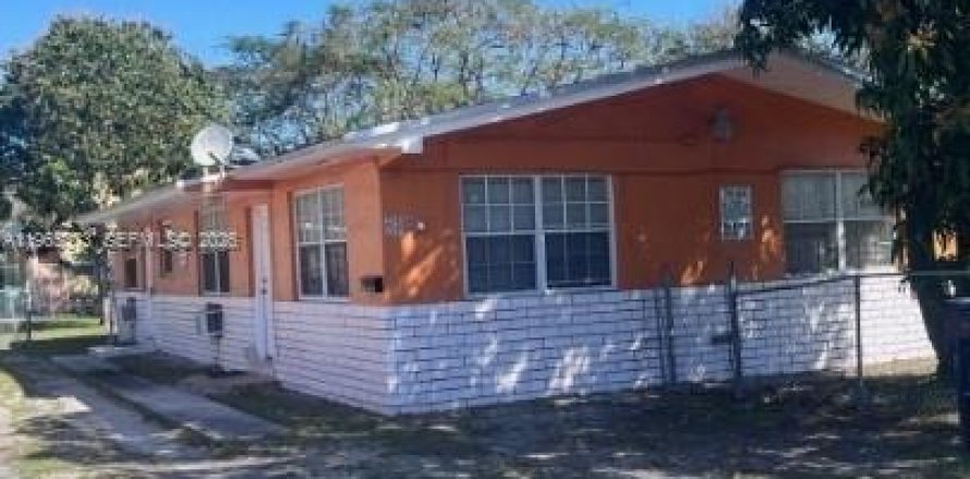 House in Opa-locka, Florida 2 bedrooms, 122.91 sq.m. № 2038580