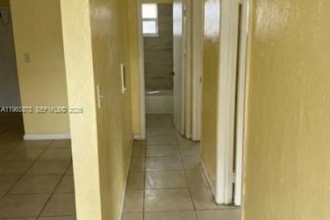 House in Opa-locka, Florida 2 bedrooms, 122.91 sq.m. № 2038580 - photo 5