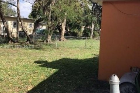 House in Opa-locka, Florida 2 bedrooms, 122.91 sq.m. № 2038580 - photo 4