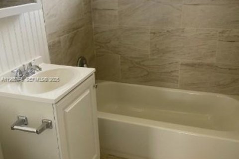 House in Opa-locka, Florida 2 bedrooms, 122.91 sq.m. № 2038580 - photo 6