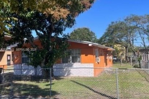 House in Opa-locka, Florida 2 bedrooms, 122.91 sq.m. № 2038580 - photo 2