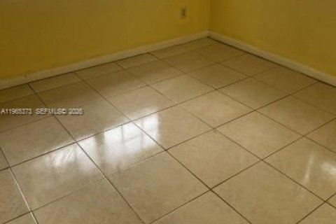 House in Opa-locka, Florida 2 bedrooms, 122.91 sq.m. № 2038580 - photo 3