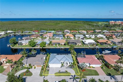 House in Punta Gorda, Florida 3 bedrooms, 270.72 sq.m. № 1808043 - photo 4