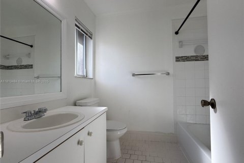 Townhouse in Miami, Florida 3 bedrooms, 117.99 sq.m. № 1761709 - photo 13