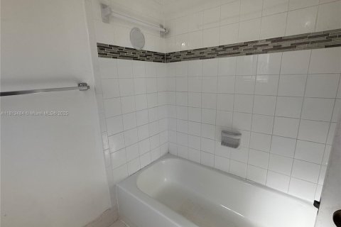 Townhouse in Miami, Florida 3 bedrooms, 117.99 sq.m. № 1761709 - photo 15