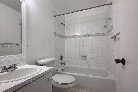 Townhouse in Miami, Florida 3 bedrooms, 117.99 sq.m. № 1761709 - photo 19