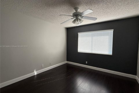 Townhouse in Miami, Florida 3 bedrooms, 117.99 sq.m. № 1761709 - photo 11